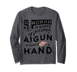 Groovy A Woman Every Kitchen A Gun In Every Hand Humor Citazione Maglia a Manica