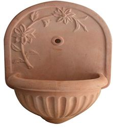 FONTANA DA GIARDINO IN TERRACOTTA FATTA A MANO; ALTEZZA CM. 73, LARGHEZZA CM. 51.