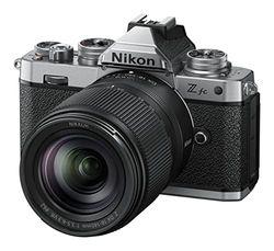 Nikon Z fc + Z DX 18-140VR + Lexar SD 64 GB 800x Pro Fotocamera Mirrorless, CMOS DX da 20.9 MP, Mirino Elettronico (EVF), LCD 3.2" Touch, Video 4K, Nero [Nital Card: 4 Anni di Garanzia]