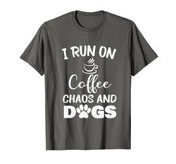 Diseño divertido para amantes de los perros con texto en inglés "I Run on Coffee Chaos and Dogs" Camiseta