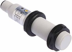 Sensor capacitivo M18 x 1, rango de detección de 8 mm, bloqueo NPN, 15 mA, PBT IP67