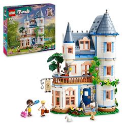 LEGO Friends Slottspensionat Hotellekset för barn från 12 år, Med 4 minidockor, ett leksaksdjur och tillbehör, Presentidé för flickor, pojkar och tonåringar 42638