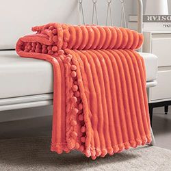 DISSA Couverture Polaire de 130 x 160 cm, Corail, Douce, Moelleuse, Moelleuse, Chaude, Confortable, Parfaite pour canapé, lit, Sofa, avec Franges à Pompons, Couverture en Flanelle