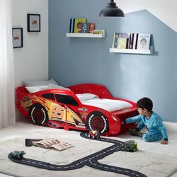Disney Cars Flash McQueen Lit pour enfants : construction robuste, côtés protégés, lattes en bois, convient aux matelas de 140 x 70 cm (matelas non inclus), Rouge vif