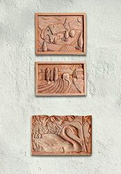 PANNELLI PARETE IN TERRACOTTA (TRE PEZZI):COLLINA: LUNG. CM. 30, ALTEZ. CM. 23, PROFOND. CM. 3,5. CAMPAGNA: LUNG. CM. 31, ALT. CM. 21, PROFOND. CM. 3,5.CIGNO: LUNG. CM. 30, ALT. CM. 23, PROF. CM. 3,5