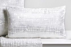 COJIN ABSTRACTO BLANCO/PLATA 30X50 CMS. 30x12x50 cms