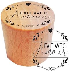 Aladine - Timbri in legno rotondo "Fatto con Amore" - ø 2,8 cm - Legno 100% FSC - Timbro per il tempo libero creativo, menu, ristoranti, etichette e carte regalo - 01862