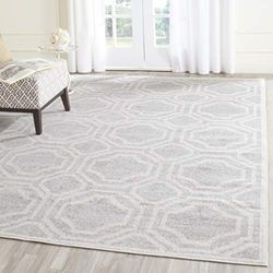 Tapis rectangulaire d'intérieur/extérieur géométrique tissé , AMT411, en gris clair / ivoire, 91 X 152 cm pour le jardin, le patio ou tout autre espace extérieur par SAFAVIEH.