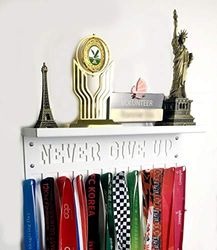 NEVER GIVE UP motiverande sportutmärkelser, medaljhållare, hylla, 3 tums troféhylla, medaljhängare, display med krokar, enkel installation, medaljställ och bandhängare vägghylla (vit)
