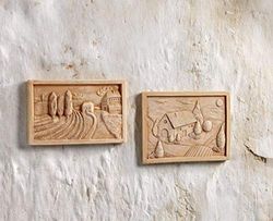 PANNELLI DA PARETE IN TERRACOTTA (SET DI 2 PEZZI): 1) COLLINA: LUNGHEZZA CM. 30, ALTEZZA CM. 23, PROFONDITA’ CM. 3,5. 2) CAMPAGNA: LUNGHEZZA CM. 31, ALTEZZA CM. 21, PROFONDITA’ CM. 3,5