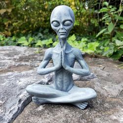 CHBDJY Yoga Alien Statue, Sci-fi Outer Space UFO Alien Figure, Resin Medition Alien Home Office Bookshelf Decor Sculpture, 6.3" H