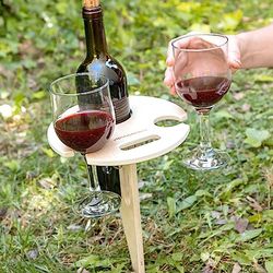 InnovaGoods® Hopfällbart och portabelt vinbord för utomhusbruk, Winnek. Njut av en kväll med vin var som helst med detta hopfällbara och portabla design, perfekt för picknick, grillfester och festligh