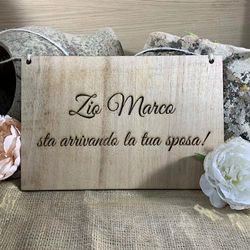 Targa in legno personalizzabile Arriva la Sposa - Decorazione Rettangolare Color Noce - Ideale per Matrimoni damigelli o paggetto - Misure 30cm x 20cm