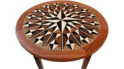 tavolino intarsiato a mano con diverse varietà di legno massello pregiato.