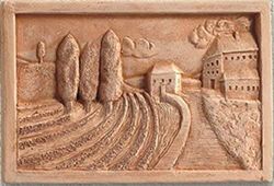 PANNELLO DA PARETE"CAMPAGNA" IN TERRACOTTA FATTO A MANO ; ALTEZZA CM. 21, LARGHEZZA CM. 31, PROFONDITA’ CM. 3,5. MADE IN ITALY