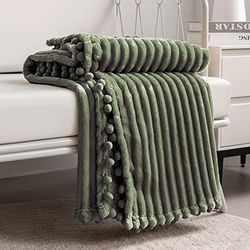 DISSA Manta de Forro Polar tamaño Individual, 51 x 63 Pulgadas, Color Verde Oliva, Suave, Afelpada, esponjosa, cálida, acogedora, sofá, Cama, sofá, con Flecos de pompón, Manta de Franela