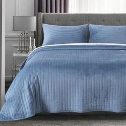 KASENTEX Parure de lit en Velours Pelucheux avec Polaire réversible en microvison Sherpa, Couvre-lit Doux et Chaud, Lavable en Machine (Bleu Ciel, très Grand lit + 2 taies d'oreiller)
