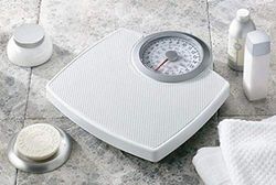 Salter 144 WHSVDR Pèse Personne Mécanique avec Aiguille, Balance Classique Haut de Gamme avec Grand Cadran Facile à Lire, Capacité 130KG, Métrique/Impériale, Sans Pile,Garantie 15 Ans, Blanc
