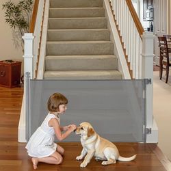 VEVOR Retractable Baby Gate, Extends to 1430 mm Wide, 795 mm Tall, with Security Lock, Easy to Use, Walk Through Without Tripping, Mesh Dog Gate for Stairs, Hallways, Indoor/Outdoor, Gray
