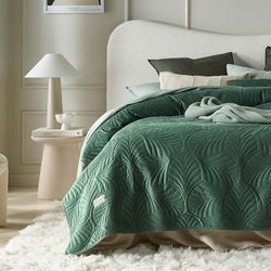 ROOM99 Feel Elegante sprei in donkergroen, 170 x 210 cm, veelzijdige woondeken, bedsprei of banksprei, sprei voor bed en bank, quilt, stijl, ideaal als sprei, fluweel, fluweel