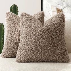Foindtower 2 fundas de almohada de piel sintética de 20 x 20 pulgadas, color caqui, fundas de almohada de sherpa suaves y mullidas, fundas de cojín decorativas de forro polar para cama, sofá y sala de