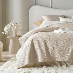 ROOM99 Feel Elegante Sprei in Crème, 240 x 260 cm - Veelzijdige Woondeken als Bedsprei of Banksprei, Quilt - Fluwelen Stijl, Ideaal voor Bed en Bank