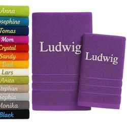Asciugamano da bagno e asciugamano personalizzati da 2 pezzi con nome splendidamente ricamato Asciugamano personalizzato Confezione da 2 140x70 cm + 100x50 cm (Viola)