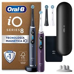 Oral-B iO 8 Cepillos de Dientes Eléctricos (Pack de 2) 2 Mangos Recargables, Tecnología Magnética, Pantalla Color, 4 Cabezales, Funda De Viaje, Regalos Originales para Mujer y Hombre, Negro y Violeta