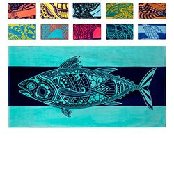 Nova Blue Telo mare con pesce di tonno (86 x 160 cm) - Telo mare in cotone a righe blu in 100% cotone - Telo piscina ad asciugatura rapida con design tropicale - Telo mare grande oversize