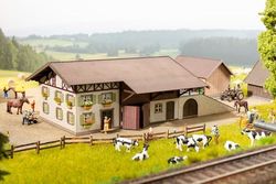 NOCH bondgård, detaljerad modellbyggsats, H0 1:87, perfekt för dioramer och järnvägslandskap