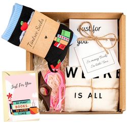 Caja de regalo para amantes de los libros, contiene 5 regalos de lectura curados en una caja bellamente empaquetada, incluye una bolsa de mano, calcetines cómodos, marca de libros y más, regalo