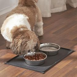 Penguin Home® Alfombrilla Antideslizante Negra para alimentación de Mascotas con 2 tazones de alimentación de Acero Inoxidable Martillado|Alfombrilla de 45x30 cm Tazón - 425 ml