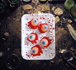 FIESTAS GUIRCA | Tray with 5 Eyes (18x13 cm) - Scary Decoration for Halloween and Horror Parties - Realistic Props for Events and Celebrations - Multicoloured