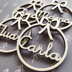 Palle di Natale in legno personalizzate 4 unità, spago incluso Decorazioni natalizie Ornamento Decorazioni natalizie da appendere per l'albero, unici e originali (Fiocco)