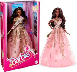 Barbie The Movie Pop, President Barbie Verzamelpop in glanzende roze en goudkleurige jurk met sjerp, HPK05