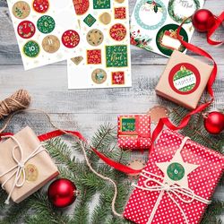 Avery, Lote de 12 etiquetas de regalo, 32 pegatinas decorativas y 24 etiquetas de calendario de adviento, tema tradicional verde y rojo