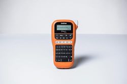 Brother PT-E110, Etichettatrice Palmare Professionale, Settore Elettrico, Tastiera QWERTY, Display LCD, 200 Simboli, Nastri Serie TZE 3.5-12 mm, Inclusi Adattatore AD24ES e un Nastro 12 mm