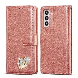 QLTYPRI Custodia per Samsung Galaxy S22, custodia a portafoglio in pelle glitterata TPU bumper porta carte di credito cavalletto cinturino da polso intarsiato cuore cuore diamante design flip cover