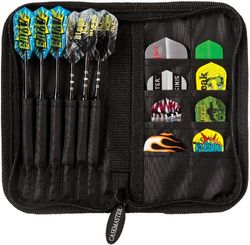 Casemaster Deluxe dartfodral i nylon för stål och mjuka spetspilar, rymmer 6 dartpilar och har 8 fickor för tillbehör som flygningar, axlar och spetsar
