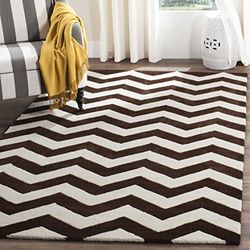 SAFAVIEH Tapis Contemporain Pour Salon, Salle à manger, Chambre à coucher - Chatham Collection, Tapis à poil court, Marron et Ivoire, 91 X 152 cm