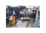 Schwerer Tischwagen, Stahl/MDF-Platte, Enzianblau/silber, 2 Etagen, L 1200 x B 800 mm, TPE-Rollen mit EasySTOP, bis 500 kg