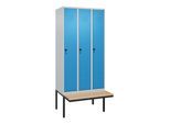C+P Spind Classic PLUS, Bank, 3 Abteile, 2120x900x815mm, 7035/5012 Verschluss Sicherheits-Drehriegel 3 Garderobenhaken Sitzbanktyp auskragend ; C + (0800407-30|S10004)