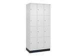 C+P Schließfachschrank Classic PLUS, Sockel, 3 Abteile, 1950x900x500mm, 9016/901 Innenhöhe Gefach oben (oberes 453 mm Front RAL 9016 Verkehrsweiß ; C (080020-304|S10017)