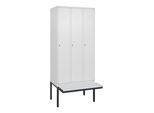 C+P Spind Classic PLUS, Bank, 3 Abteile, 2120x900x815mm, 9016/9016 Verschluss Zylinderschloss 4 Garderobenhaken Trennwand mittig Dekor Banklatten RAL (0800407-30F|S10029)