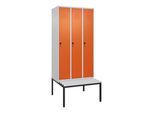 C+P Spind Classic PLUS, Bank, 3 Abteile, 2120x900x815mm, 7035/2004 Verschluss Sicherheits-Drehriegel 3 Garderobenhaken Dekor Banklatten RAL 7035 Lich (0800507-30|S10121)