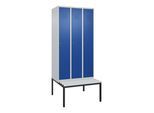 C+P Spind Classic PLUS, Bank, 3 Abteile, 2120x900x815mm, 7035/5010 Verschluss Zylinderschloss 3 Garderobenhaken Dekor Banklatten RAL 7035 Lichtgrau S (0800507-30|S10017)