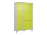 C+P Schließfachschrank Classic PLUS, Füße, 3 Abteile, 1950x1200x500mm, 7035/0024 Innenhöhe Gefach oben (oberes 599 mm Front 1108060 RDS Viridingrün ; (080010-323|S10010)