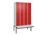C+P Spind Classic PLUS, Bank, 4 Abteile, 2120x1200x815mm, 7035/3020 Verschluss Sicherheits-Drehriegel 3 Garderobenhaken Dekor Banklatten RAL 7035 Lic (0800407-40|S10032)