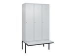 C+P Spind Classic PLUS, Bank, 3 Abteile, 2120x1200x815mm, 7035/7035 Verschluss Zylinderschloss 4 Garderobenhaken Dekor Banklatten RAL 7035 Lichtgrau (0800407-32|S10024)