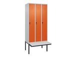 C+P Spind Classic PLUS, Bank, 3 Abteile, 2120x900x815mm, 7035/2004 Verschluss Sicherheits-Drehriegel 3 Garderobenhaken Dekor Banklatten RAL 7035 Lich (0800407-30|S10121)